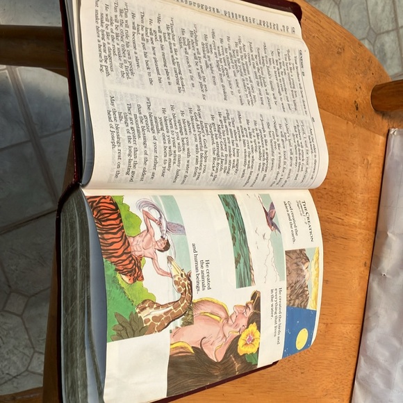 Vintage 1986 - 1988. Holy Bible “ International Children’s “ with many pictures - Picture 8 of 13